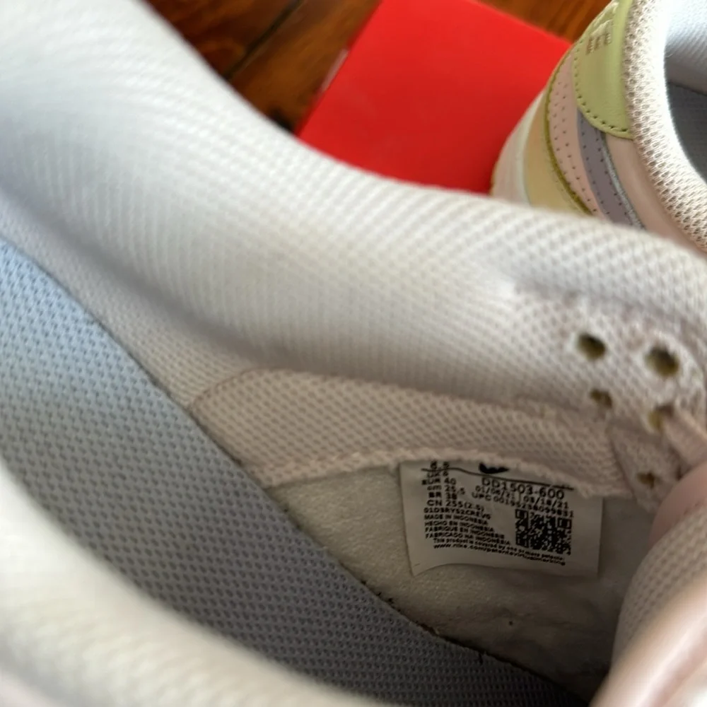 Nike Dunks In Pastel - Picture 5 of 7